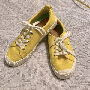 Cariuma slip resistant canvas low sneaker